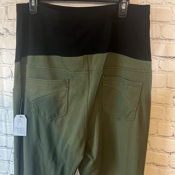 20 XXL MATERNITY Jegging. New with tags. Soft fabric. Army green. - Picture 3 of 4